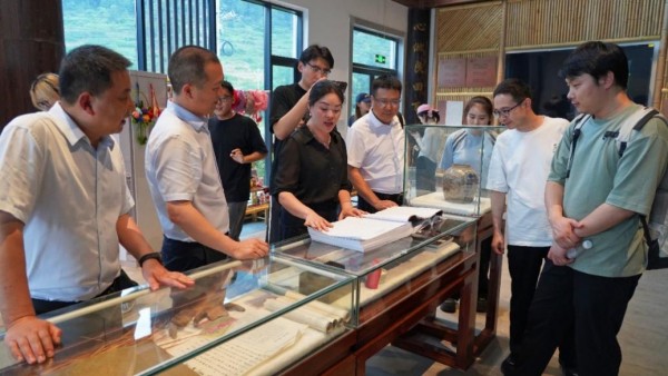 包鸞村黨支部書記、主任曾祝介紹村民治理新生態。王陽攝