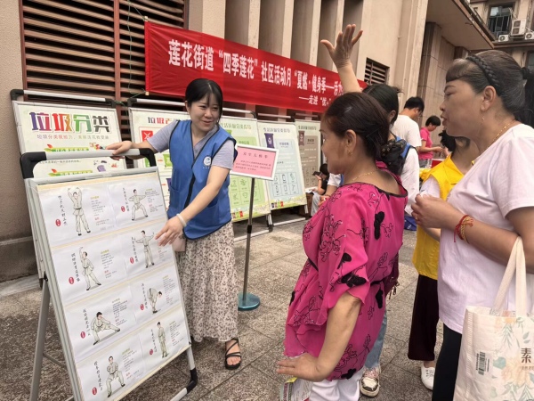 “健康手指操”區，居民積極嘗試多種趣味手指動作。姚培培攝