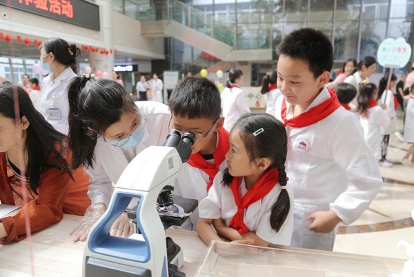 5月24日，“小醫生”們通過顯微鏡探索微觀世界。唐文蕤攝