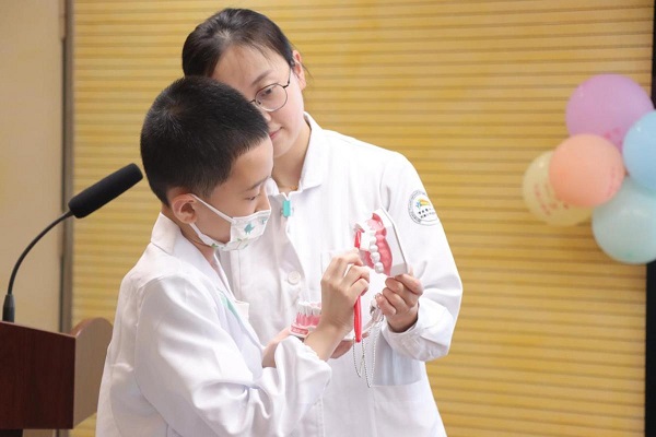 5月31日，“小醫生”們學習正確的刷牙方式。重醫附屬大學城醫院供圖