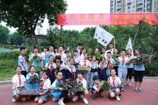 采摘節活動現場。張源攝