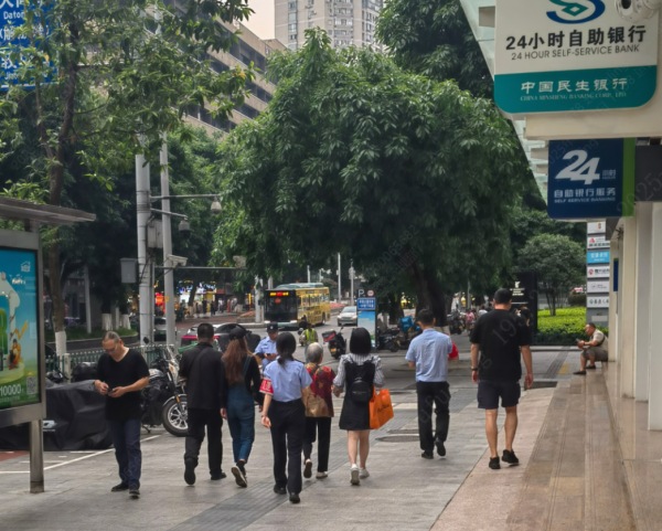 老人在家人和民警的陪同下離開了銀行。民生銀行重慶分行供圖
