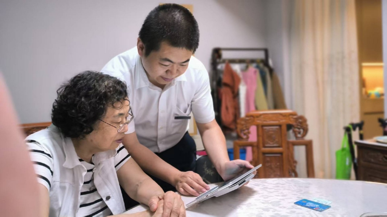 主動為老年群體提供上門服務。民生銀行重慶分行供圖