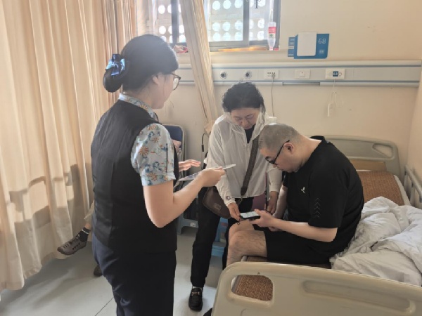 工作人員提供上門服務。民生銀行重慶分行供圖