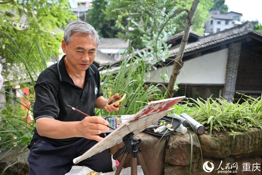 趙建軍在下浩里老街寫生。人民網 鄒樂攝