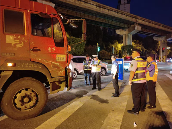 建筑垃圾運輸專項整治夜查行動現場。巴南區委宣傳部供圖