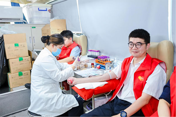 志愿者正在獻血。平安人壽重慶分公司供圖