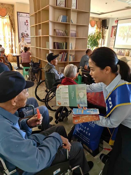 向老年群體開展金融知識宣講。浦發銀行重慶分行供圖