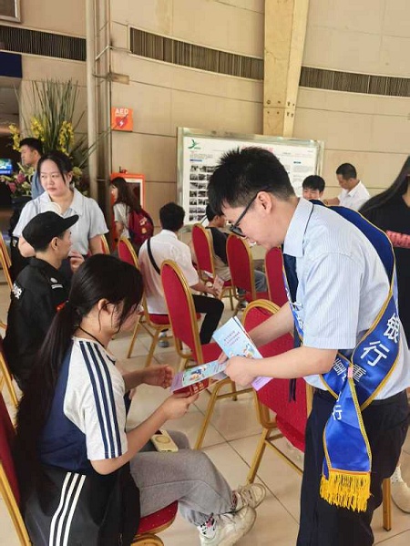 面對面講解金融知識。浦發銀行重慶分行供圖