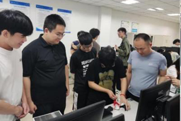 校企雙師同上一門課。重慶工程學院供圖