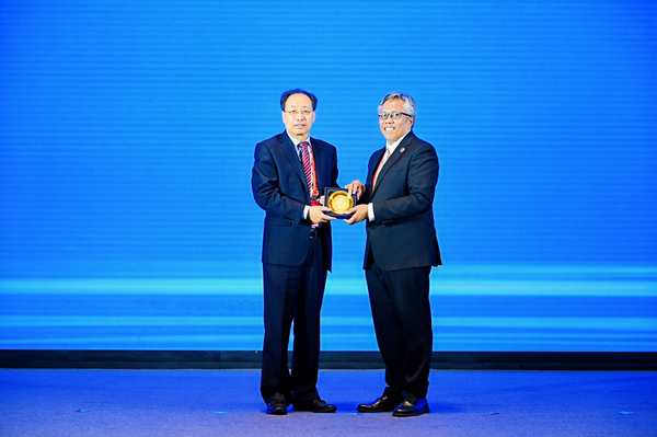 王樹新為印度尼西亞萬隆理工大學代表授牌。陳林攝