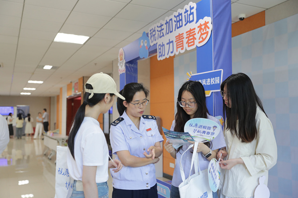 雙選會現場，稅務人員向畢業生講解就業創業相關稅收政策。吳玉珂攝