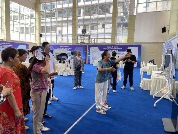 6月14日，前來觀展的市民正在互動體驗。主辦方供圖