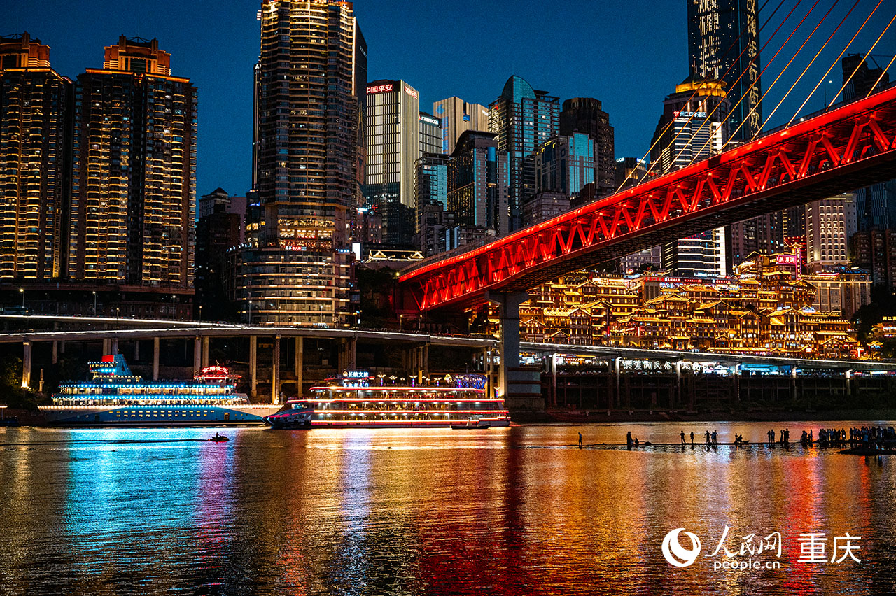 大型觀光游船來來往往，美麗的重慶夜景吸引不少游客游覽。鄒樂攝