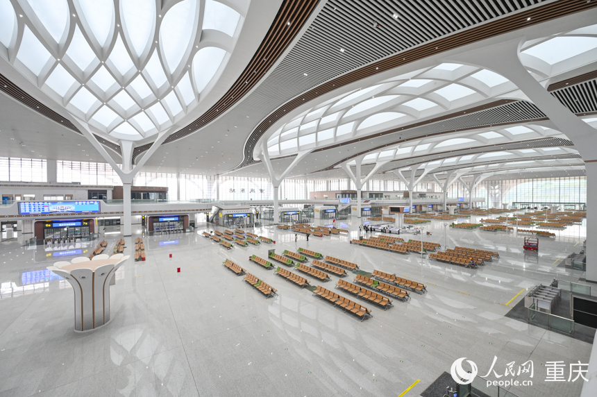 重慶東站候車大廳，屋頂的天窗造型宛若長江與嘉陵江兩江匯流及水紋交織，寓意山水相連、廣闊通達。人民網 鄒樂攝
