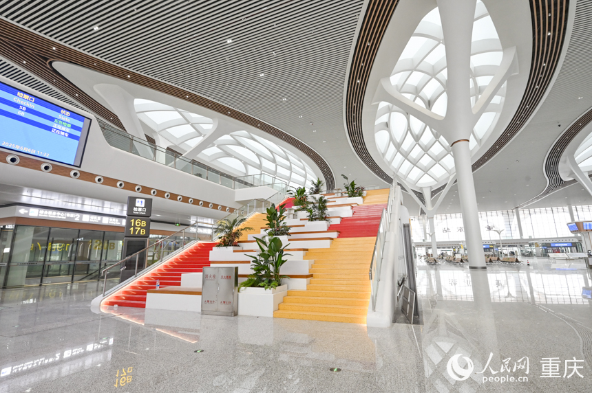 重慶東站候車大廳局部。人民網 鄒樂攝