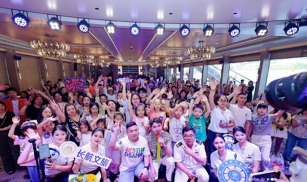 “兩江撒‘野’、音樂‘唱’游”音樂主題航班在“長航朝天星河”輪啟航。牛溪攝