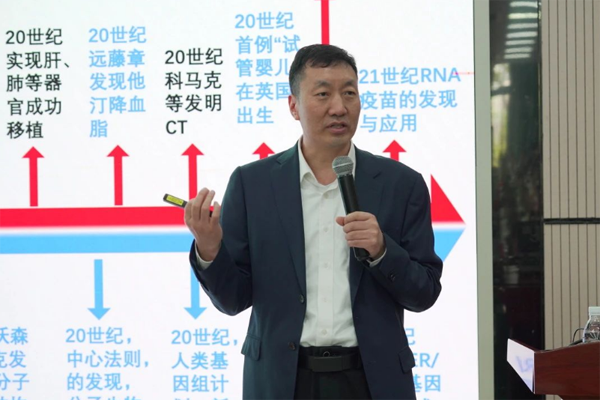 宋保亮院士為學生作講解。西南大學附中供圖