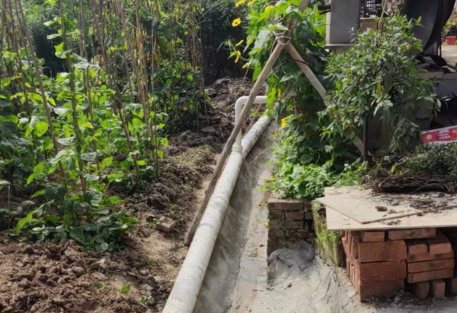 對農戶灰水收集接入管網。重慶市生態環境局供圖