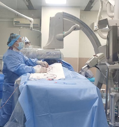 陳以寬團隊為患者實施手術。重醫附二院供圖