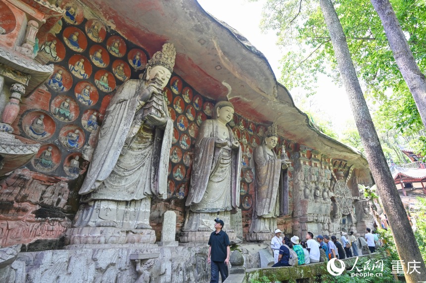 游客在寶頂山石刻景區游覽參觀。人民網 鄒樂
