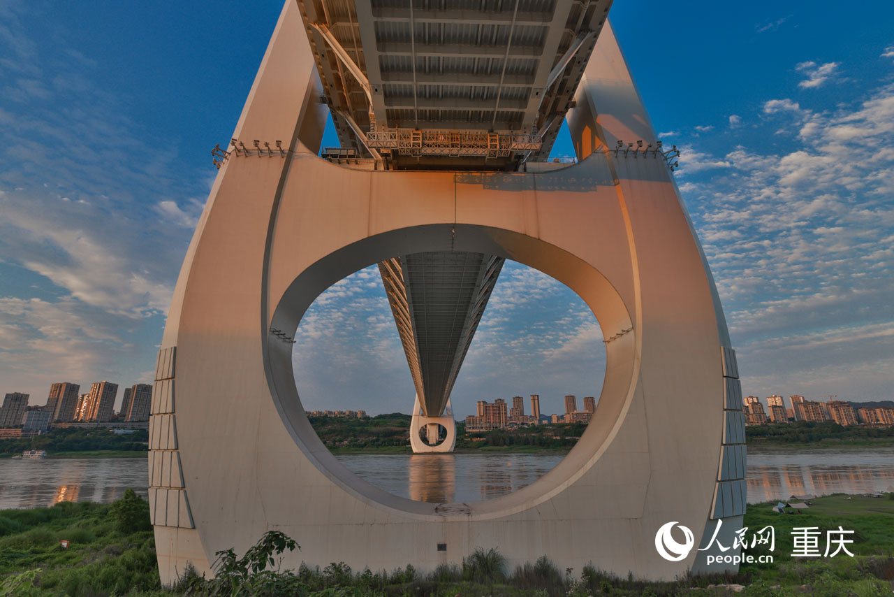 白居寺長江大橋頗具“未來感”的橋塔。人民網 曾英豪攝