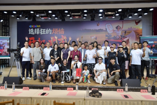 電影《選擇狂的煩惱》在九龍坡銅罐驛鎮開機。曹鳴鷗攝