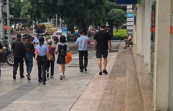 老人在家人和民警的陪同下離開了銀行。民生銀行重慶分行供圖