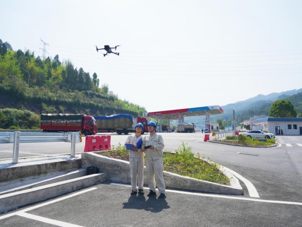 6月17日，國家重慶綦江供電公司員工在加能站用無人機巡檢10千伏沱岔線線路運行狀況。袁巧攝