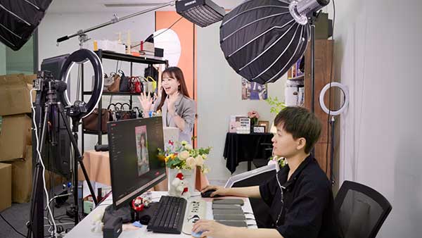 周茵和團芳草正在直播。曾英豪攝