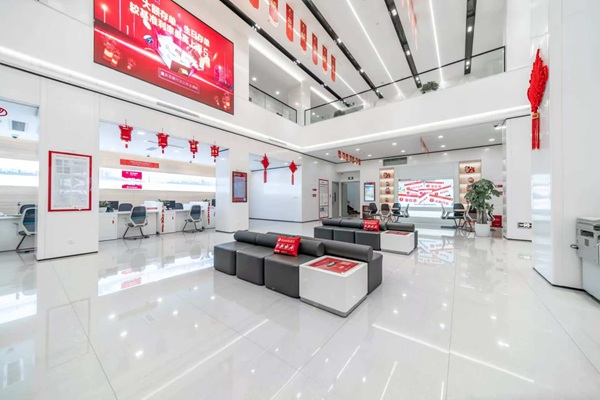 重慶農商行持續加強網點親老、適老、助老化改造，更好地滿足老年客戶金融服務需求。圖為重慶農商行北碚支行營業部一角。重慶農商行供圖