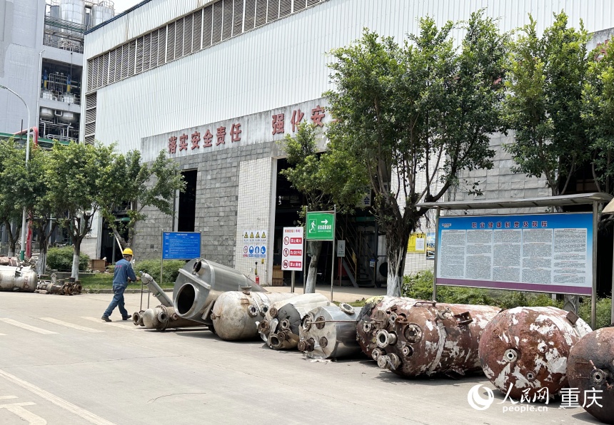 老車間門口堆放著更換下來的設備。人民網記者 劉政寧攝