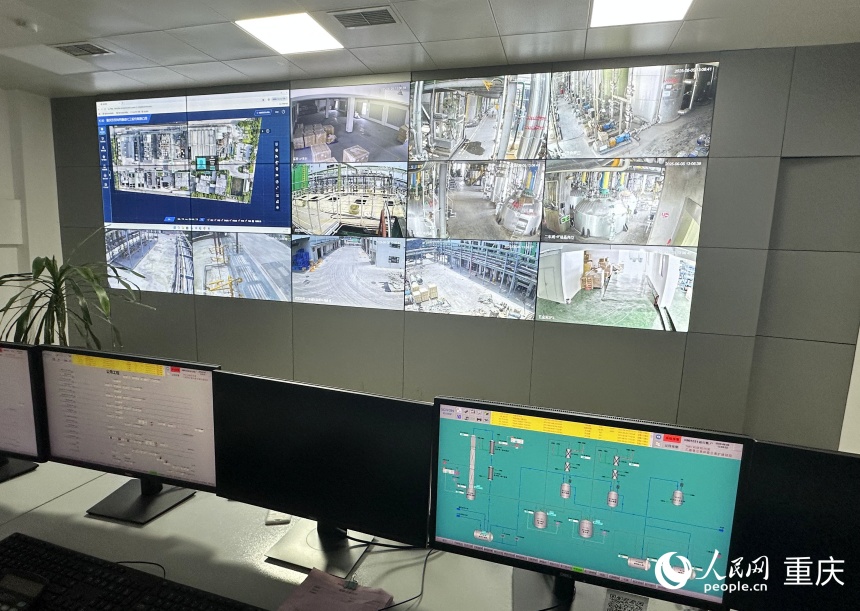 老車間改造后，工人可在智能化控制室通過電腦屏幕遠程操控車間設備。人民網記者 劉政寧攝