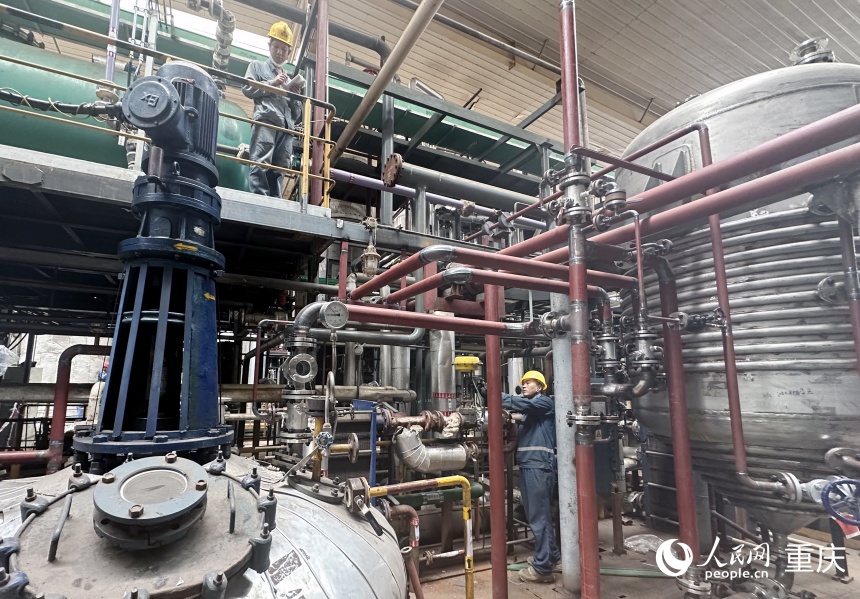 工人們正在老車間對設備進行智能化改造。人民網記者 劉政寧攝