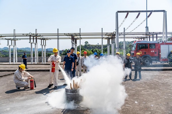 消防人員指導正確使用滅火器。國網重慶永川供電公司供圖
