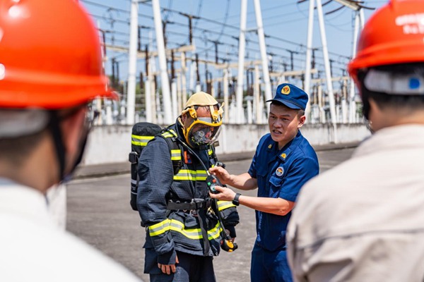 消防人員指導穿呼吸器。國網重慶永川供電公司供圖