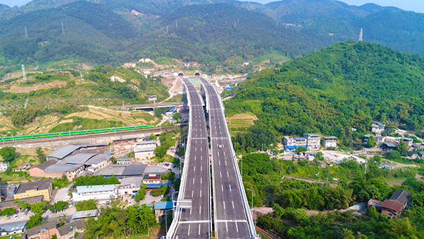 中冶建工承建重慶快速路一橫線歇馬隧道東西干道項目。中冶建工供圖