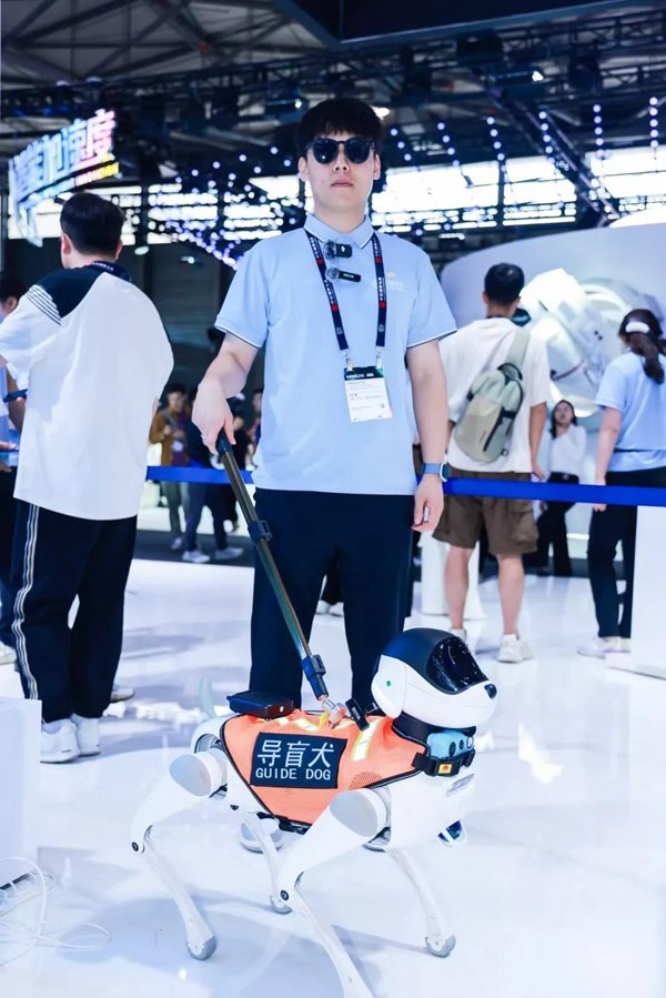 現場觀眾沉浸式體驗搭載四足機器狗。重慶移動供圖