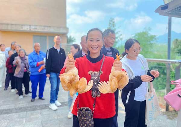 “智慧養雞”新農人。馬上消費供圖