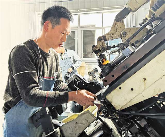    奉節縣安坪鎮弘源鞋業就業幫扶車間內，員工在制作板鞋。（本報資料圖片）記者 蘇暢 攝/視覺重慶