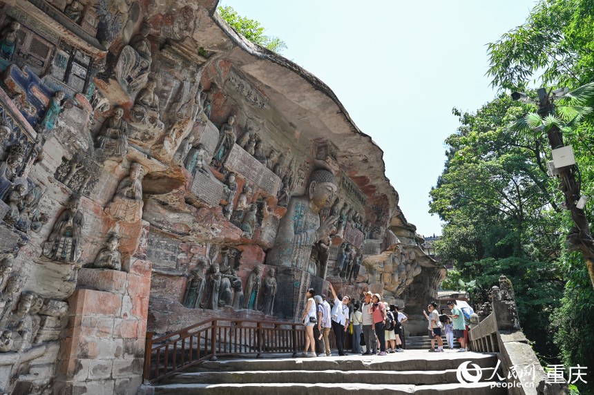 6月12日，寶頂山石刻景區內的游客。人民網 鄒樂攝