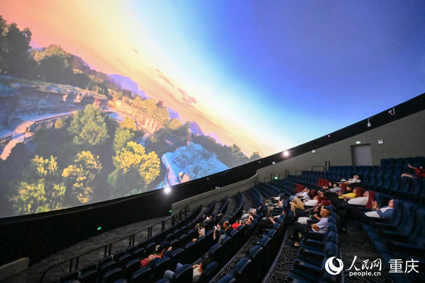 8K球幕電影《大足石刻》。人民網 鄒樂攝