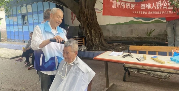 “銀發剪刀手”張禎祿正在為一坪小區居民提供義剪服務。廖婉廷攝