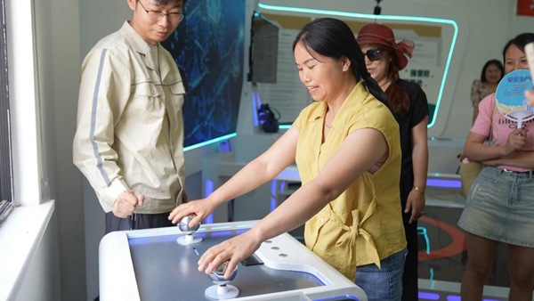 員工家屬親身感受觸電模擬試驗。國網重慶永川供電公司供圖