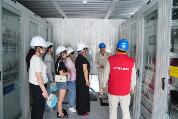 員工家屬參觀電力工作現場。國網重慶永川供電公司供圖