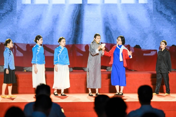 情景朗誦《再讀紅巖》。重慶工業職業技術學院供圖