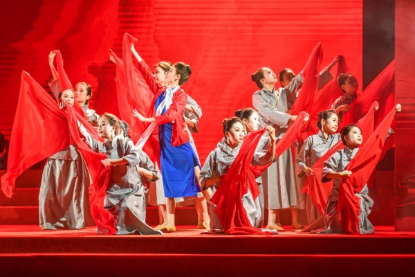 舞蹈《繡紅旗》。重慶工業職業技術學院供圖