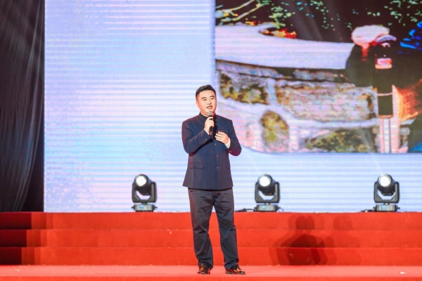 重慶紅巖革命歷史博物館白公館景區主任、紅巖干部學院教師劉帥現場講述紅巖精神及重慶城市精神的內涵。重慶工業職業技術學院供圖