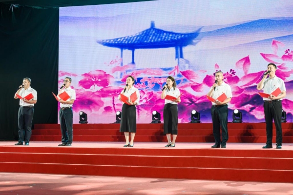 學校全體紀委委員朗誦《清風頌》。重慶工業職業技術學院供圖