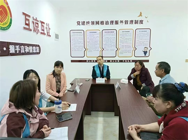 李依云正在協調解決問題。南大街街道供圖